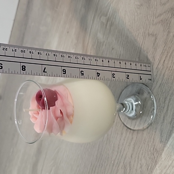 Pina Colada Daiquiri Candle with whipcream & cherry - Picture 4 of 5